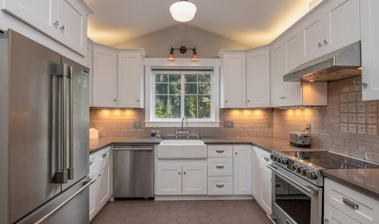 Фартук для кухни из плитки: как подобрать и красиво включить в интерьер